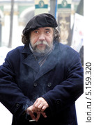 Художник Дмитрий Шагин во дворе Эрмитажа (2010 год). Редакционное фото, фотограф Сергей Тюленев / Фотобанк Лори