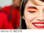 Улыбающаяся девушка с раскрашенным в национальные цвета веком. Стоковое фото, фотограф Phovoir Images / Фотобанк Лори