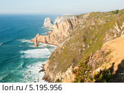 Вид на Атлантический океан с Мыса Рока (Cabo da Roca) - самой западной точки Евразийского континента, Португалия (2013 год). Стоковое фото, фотограф E. O. / Фотобанк Лори
