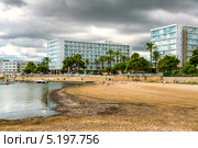 Вид на пляж в Platja de ses Figueretes, Ибица, Испания (2013 год). Редакционное фото, фотограф Alexander Tihonovs / Фотобанк Лори