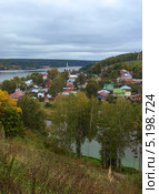 Вид с соборной горы  на Варваринскую церковь. Город Плёс (2013 год). Стоковое фото, фотограф Самойлова Екатерина / Фотобанк Лори