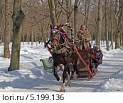 Катание детей в санях в Павловском парке (2013 год). Редакционное фото, фотограф Ирина Борсученко / Фотобанк Лори