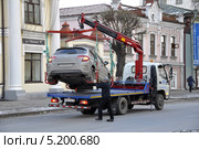 Погрузка автомобиля на эвакуатор, на городской улице (2013 год). Редакционное фото, фотограф Землянникова Вероника / Фотобанк Лори