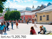 Москва. Посетители Третьяковки (2013 год). Редакционное фото, фотограф Зобков Юрий / Фотобанк Лори