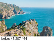 Вид на Атлантический океан с Мыса Рока (Cabo da Roca) - самой западной точки Евразийского континента, Португалия (2013 год). Стоковое фото, фотограф E. O. / Фотобанк Лори