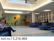 Холл глазной клиники имени Святослава Федорова в Санкт-Петербурге (2013 год). Редакционное фото, фотограф Виктория Катьянова / Фотобанк Лори