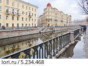 Санкт-Петербург. Осень. На канале (2013 год). Редакционное фото, фотограф Александр Алексеев / Фотобанк Лори