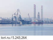 СПБУ "Арктическая" и авианосец "Адмирал флота Советского Союза Кузнецов" на рассвете (2013 год). Редакционное фото, фотограф Алексей Шматков / Фотобанк Лори