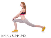 Спортивная девушка делает выпад на ногу. Стоковое фото, фотограф Elnur / Фотобанк Лори