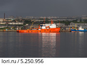 Буксир-якорезаводчик "Нефтегаз-51" у причала в Мурманске (2013 год). Редакционное фото, фотограф Алексей Шматков / Фотобанк Лори