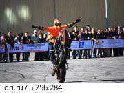 Стантрайдинг. Кубок Санкт-Петербурга. INTERIO Stunt Cup 2013. Трюк: ноу хендс вилли (no hands wheelie) Редакционное фото, фотограф Елена Кутепова / Фотобанк Лори