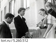 Жених на выкупе невесты. Свадебная сценка. 1986 год. Редакционное фото, фотограф Евгений Мухортов / Фотобанк Лори