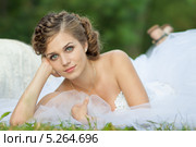 Невеста лежит на траве. Стоковое фото, фотограф Анастасия Улитко / Фотобанк Лори