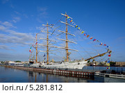 Учебный парусник мексиканских ВМС "Cuauhtemoc", Английская набережная, Санкт-Петербург (2013 год). Редакционное фото, фотограф Константин Меньшиков / Фотобанк Лори