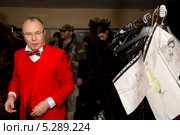 Известный российский дизайнер Слава Зайцев и эскизы одежды его автоской коллекции перед началом дефиле на пушном показе "Евразия 2013" (резкость на эскизах) Редакционное фото, фотограф Николай Винокуров / Фотобанк Лори