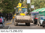 Экскаватор-погрузчик JCB в Московском дворе (2012 год). Редакционное фото, фотограф Алёшина Оксана / Фотобанк Лори