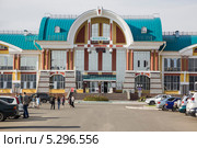 Бийск. Железнодорожный вокзал. (2013 год). Редакционное фото, фотограф Gagara / Фотобанк Лори