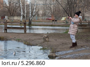 Молодая женщина вытаскивает пойманную рыбу. Стоковое фото, фотограф Михаил Иванов / Фотобанк Лори