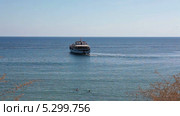 Прогулочный корабль отправляется в открытое море из Coral Bay Beach, Peyia, Пафос, Кипр (2013 год). Стоковое видео, видеограф Кекяляйнен Андрей / Фотобанк Лори
