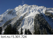Горный склон под глубоким снегом в солнечный день. Стоковое фото, фотограф Ислам Ижаев / Фотобанк Лори