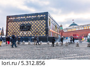 Павильон-чемодан с логотипом модного дома Louis Vuitton («Луи Витон») на Красной площади в Москве (2013 год). Редакционное фото, фотограф Владимир Сергеев / Фотобанк Лори