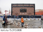Скандальный павильон-чемодан с логотипом модного дома Louis Vuitton (Луи Виттон) на Красной площади (2013 год). Редакционное фото, фотограф Алёшина Оксана / Фотобанк Лори