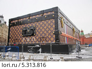 Скандальный павильон-чемодан с логотипом модного дома Louis Vuitton (Луи Виттон) на Красной площади (2013 год). Редакционное фото, фотограф Алёшина Оксана / Фотобанк Лори