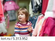 Девочка в магазине одежды. Стоковое фото, фотограф Яков Филимонов / Фотобанк Лори