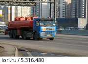 Бензовоз (Volvo) движется по МКАД (2013 год). Редакционное фото, фотограф Щеголева Ольга / Фотобанк Лори