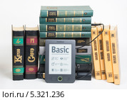 Стопка книг и электронная книга (2012 год). Редакционное фото, фотограф Александр Щепин / Фотобанк Лори