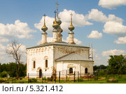 Белая православная церковь с пятью куполами. Суздаль, Россия (2013 год). Стоковое фото, фотограф Ален Лагута / Фотобанк Лори