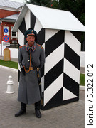Городовой времен царской России в Коломенском кремле (2013 год). Редакционное фото, фотограф Щеголева Ольга / Фотобанк Лори
