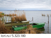 Осенний пейзаж с зелеными лодками на озере Неро в Ростове. Стоковое фото, фотограф Елена Преображенская / Фотобанк Лори