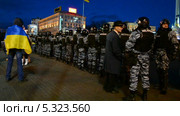 Кордон из полиции во время митинга на Крещатике ("Евромайдан") в связи с решением Украины о приостановке ассоциации с Евросоюзом (29.11.13) (2013 год). Редакционное видео, видеограф FMRU / Фотобанк Лори