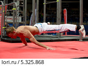 Российский спортсмен выполняет элемент "Горизонт" на чемпионате мира Street Workout World Cup 2013 Super Final в Москве. Редакционное фото, фотограф Николай Винокуров / Фотобанк Лори
