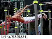 Российский спортсмен выполняет элемент "Горизонт" на чемпионате мира Street Workout World Cup 2013 Super Final в Москве. Редакционное фото, фотограф Николай Винокуров / Фотобанк Лори