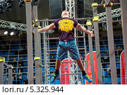 Российский спортсмен Руслан Миначов выполняет вис на шее (Cristo) на Street Workout World Cup 2013 Super Final в Москве. Редакционное фото, фотограф Николай Винокуров / Фотобанк Лори