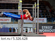 Спортсмен выполняет вис на брусьях на чемпионате мира Street Workout World Cup 2013 Super Final в Москве. Редакционное фото, фотограф Николай Винокуров / Фотобанк Лори