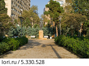 Баку, сквер с памятником Пушкину (2013 год). Редакционное фото, фотограф Татьяна Юни / Фотобанк Лори