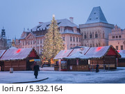 Рождественская елка на Староместской площади, Прага (2010 год). Редакционное фото, фотограф Gagara / Фотобанк Лори