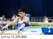 Капитан сборной России по спортивной гимнастике Эмин Гарибов готовится выполнить упражнения на коне в 20 Международном турнире по спортивной гимнастике на Кубок Михаила Воронина в Москве (2013 год). Редакционное фото, фотограф Николай Винокуров / Фотобанк Лори