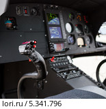 Внутри вертолета Eurocopter AS350 B3 (2013 год). Редакционное фото, фотограф Родион Власов / Фотобанк Лори