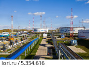 Нефтехранилище. Редакционное фото, фотограф Igor Lijashkov / Фотобанк Лори