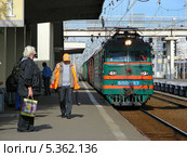 Грузовой поезд ВЛ10-967 подъезжает к платформе "Реутово", Балашихинский район, Московская область (2010 год). Редакционное фото, фотограф lana1501 / Фотобанк Лори