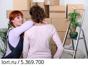 Студентки после переезда в новую комнату. Стоковое фото, фотограф Phovoir Images / Фотобанк Лори