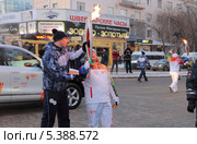 Поддержка уставшего участника этапа переноски Олимпийского огня. Тюмень (2013 год). Редакционное фото, фотограф Анатолий Матвейчук / Фотобанк Лори