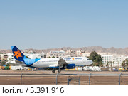 Самолет заходит на посадку. город Эйлат, Израиль. Spotting (2013 год). Редакционное фото, фотограф Александр Овчинников / Фотобанк Лори