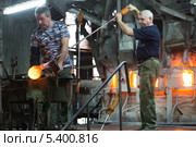 Дятьковский хрустальный завод. Стеклодувы за работой (2013 год). Редакционное фото, фотограф Сергей Лаврентьев / Фотобанк Лори