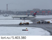 Взлет самолета самолета Delta Air Lines в тяжелых погодных условиях из аэропорта Шереметьево, Москва (2013 год). Редакционное фото, фотограф Николай Винокуров / Фотобанк Лори