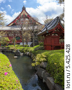Пруд за храмом Kannondo в святыне Senso-ji, Асакуса, Токио, Япония (2013 год). Стоковое фото, фотограф Кекяляйнен Андрей / Фотобанк Лори